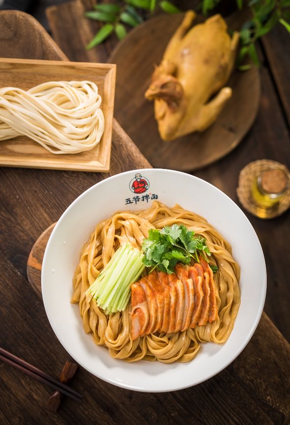 五爷拌面的秘制酱料,新鲜食材,均选自知名品牌,完全符合国际,国内对
