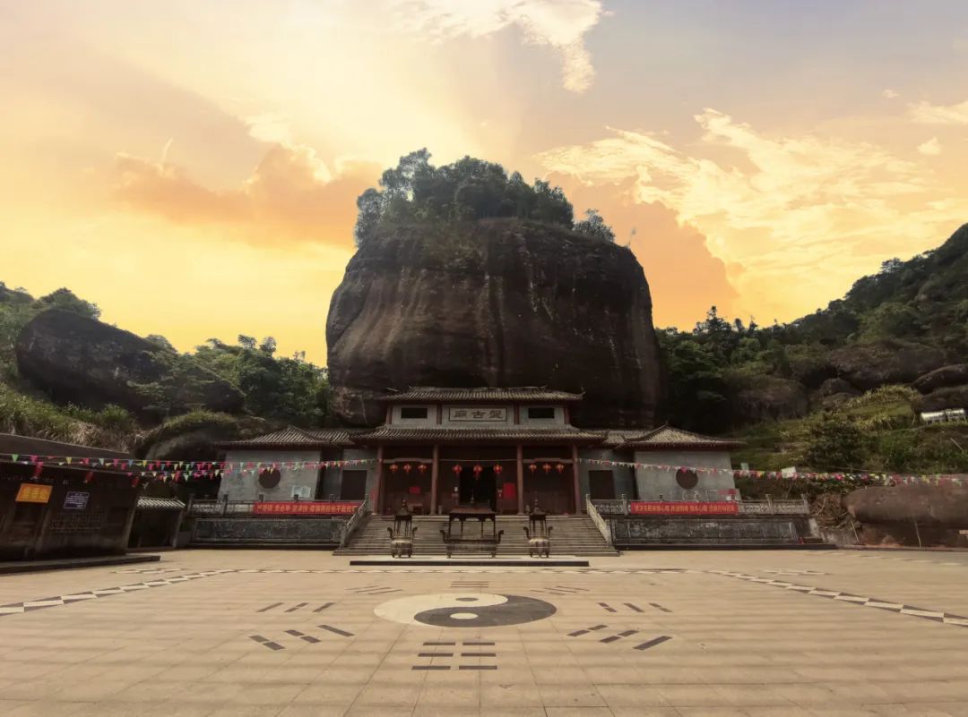 天龙顶国家山地公园位于岑溪市的南渡镇吉太村